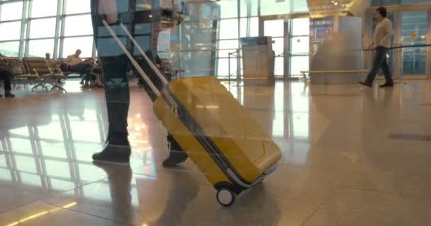 Caminhando com saco de viagem no aeroporto — Vídeo de Stock