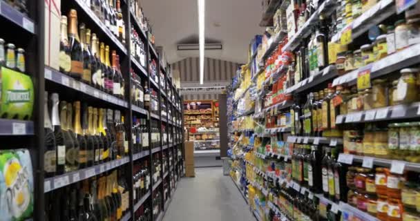 Secção com bebidas alcoólicas e alimentos no supermercado — Vídeo de Stock