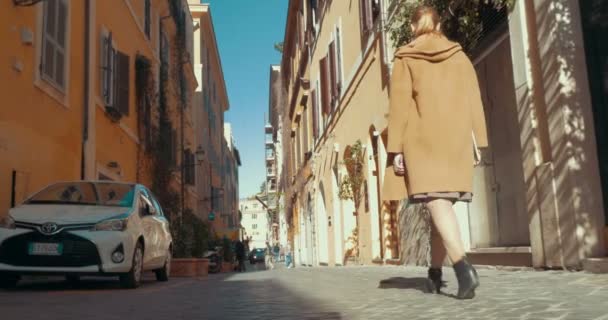 Una donna a fare una passeggiata a Roma — Video Stock