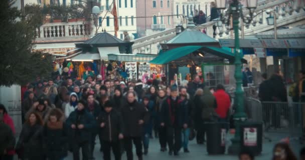 Menschenhandel in der venezianischen Straße, Italien — Stockvideo