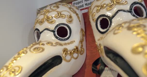 Vintage βενετσιάνικες μάσκες πουλιών στο κατάστημα — Αρχείο Βίντεο