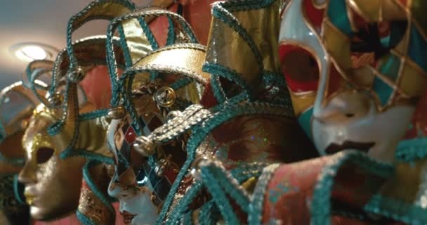 Яскраві барвисті венеціанські маски. — стокове відео