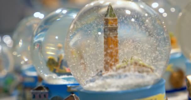 Snow globes in souvenir store — Stock Video