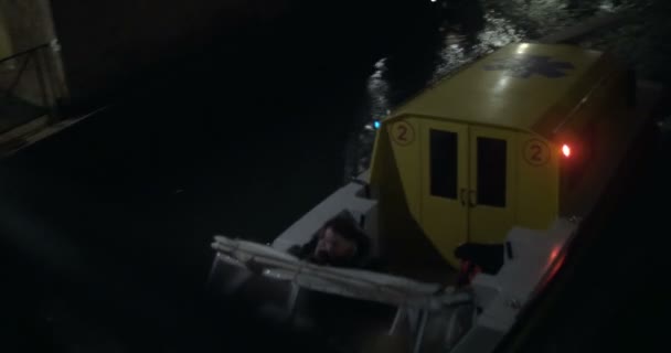 Rettungswagen Motorboot, das nachts in Venedig unterwegs ist — Stockvideo