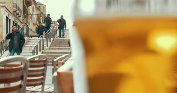 Copo com cerveja leve no café ao ar livre — Vídeo de Stock