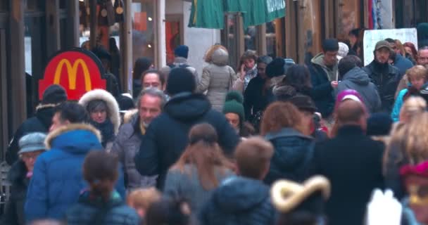 Multitud de turistas en la calle concurrida. Venecia, Italia — Vídeos de Stock