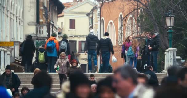 Τους ανθρώπους που περπατούν πέρα από τη γέφυρα στη Βενετία της Ιταλίας — Αρχείο Βίντεο
