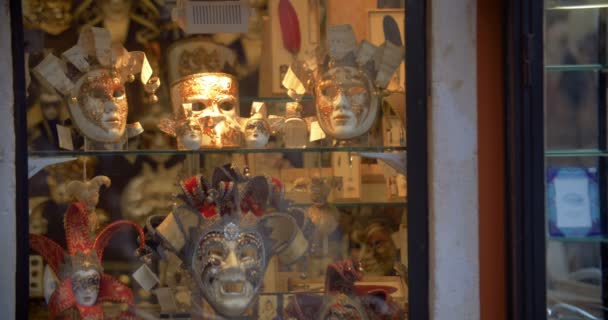 Benátské masky ve skleněném vitríně — Stock video