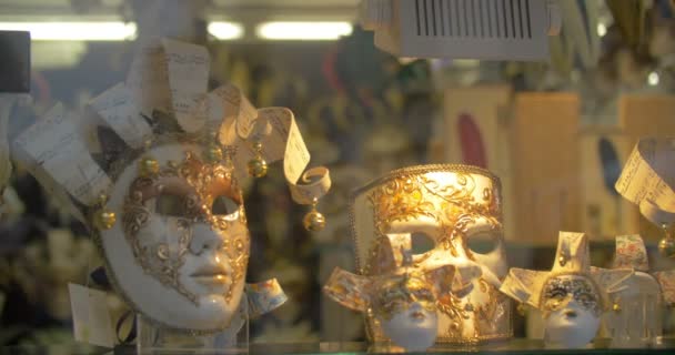 Handgemaakte maskers voor Venetiaanse carnaval in glas-etalage — Stockvideo