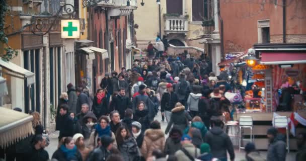 Turistas andando ao longo da rua com bar de comida — Vídeo de Stock