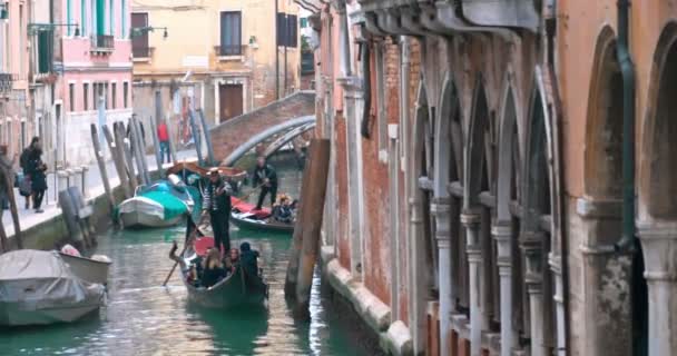 Sightseeing på gondoler i Venedig, Iltaly — Stockvideo