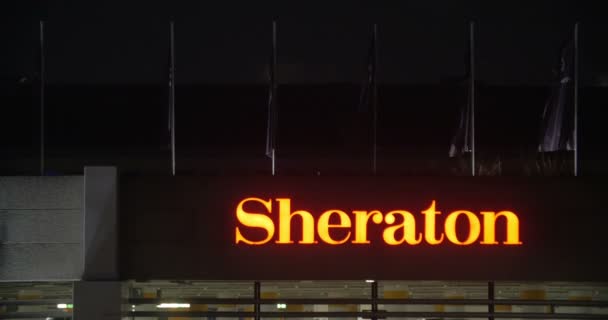 Otel Sheraton işareti gece görünümü — Stok video