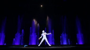 Yalnız tiyatro performansı sırasında dans