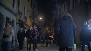 Venedik, İtalya cadde boyunca yürüyüş insanlar