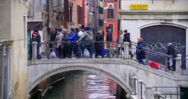 Venedik, İtalya su kanalı üzerinden köprüyü geçtikten insanlar