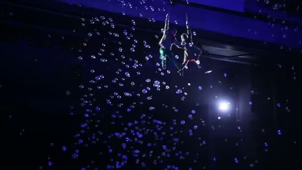 马戏团的孩子空中表演秀 — 图库视频影像