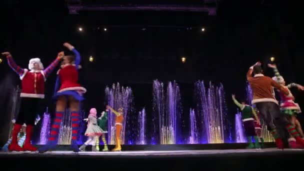 Baile de hielo en el escenario con fuentes — Vídeos de Stock