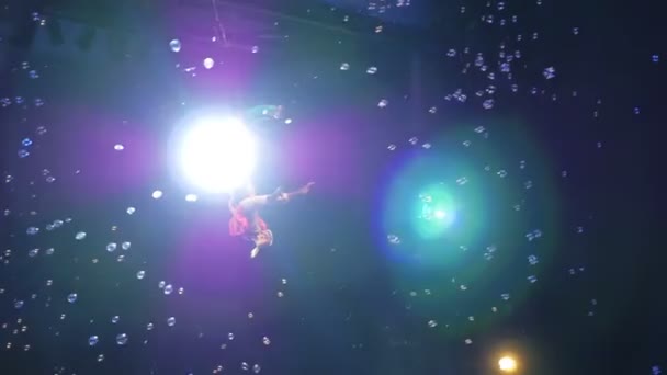 Kinderen dansen in de lucht tijdens de sprookjesachtige prestaties — Stockvideo