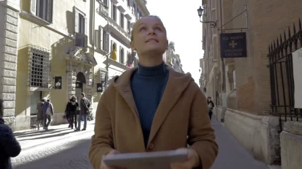 Mulher de férias fazendo tiros com almofada — Vídeo de Stock