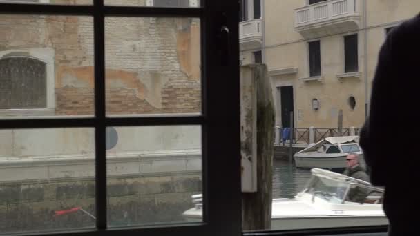 Vrouw genieten van Venetië scène uit het venster — Stockvideo