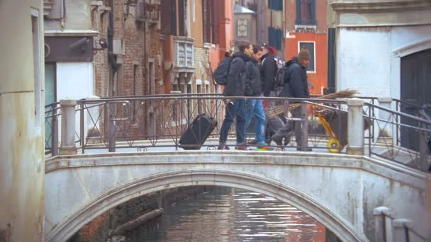 Venecia escena de la ciudad con puente y gente caminando — Vídeo de stock