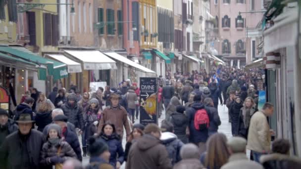 Menschenstrom auf der Straße mit vielen Geschäften — Stockvideo