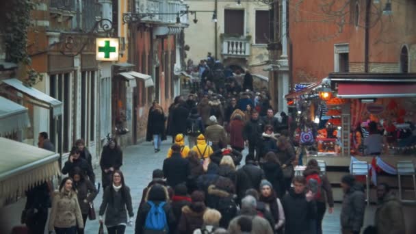 Personenverkehr auf der Fußgängerzone in Venedig, Italien — Stockvideo