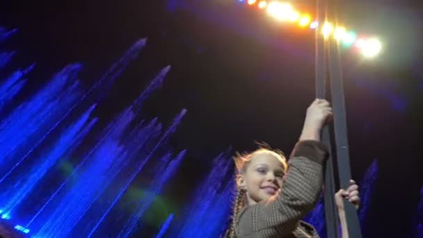Fille balançant sur le trapèze pendant la performance — Video