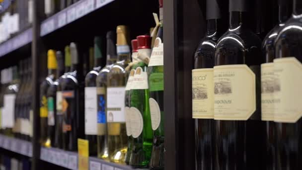 Большой ассортимент вин в магазине — стоковое видео