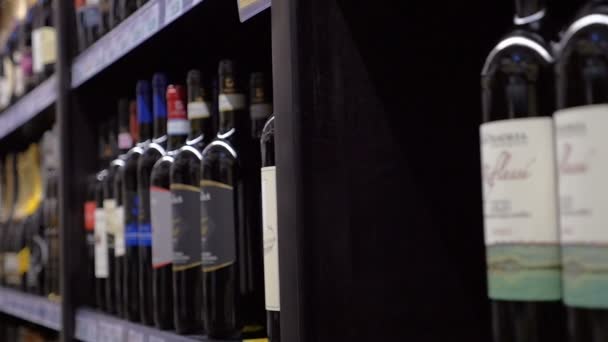 Fila de bebidas alcohólicas en la tienda — Vídeos de Stock