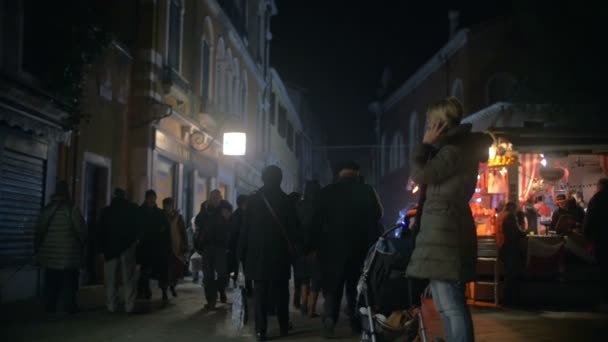 Éjszaka az utcán sétáló emberek — Stock videók
