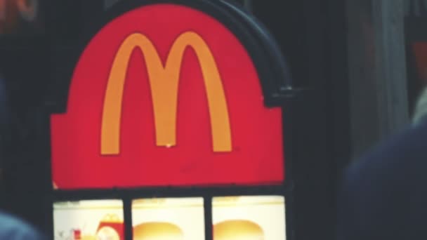 Mcdonalds Zeichen in der Stadt — Stockvideo