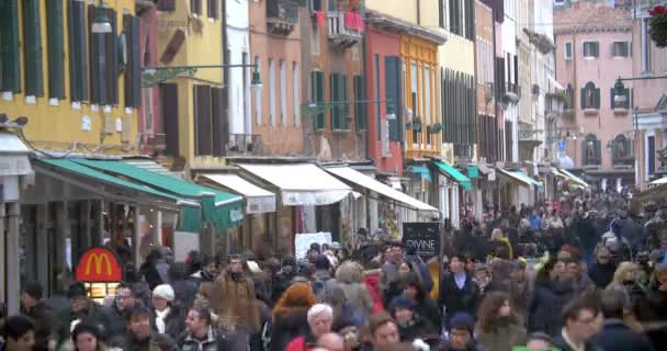 Belebte fußgängerstraße in venedig, italien — Stockvideo