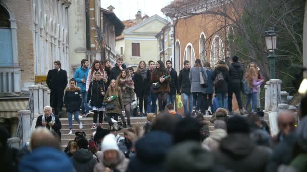 Ludzie na schodach w Wenecja, Włochy — Wideo stockowe