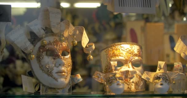 Máscaras de carnaval venecianas expuestas en el mostrador de la tienda — Vídeos de Stock