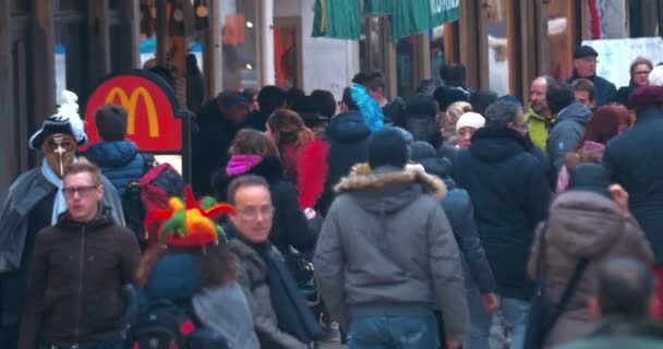 Pessoas caminhando pelo restaurante Fast Food — Vídeo de Stock