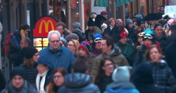 Restaurante de comida rápida en Crowded Street — Vídeos de Stock