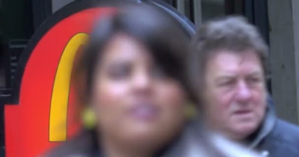 McDonalds kaldırım işaret — Stok video