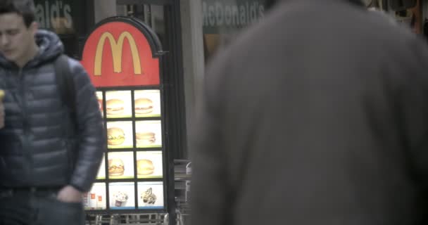 Mujer comiendo comida rápida al aire libre — Vídeos de Stock