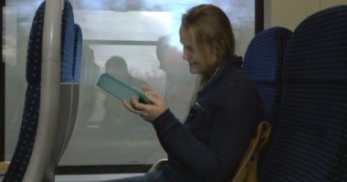Trende Tablet Bilgisayarı Olan Kadın