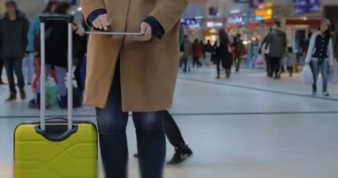 Kalkışı Beklerken Tablet Bilgisayarı Kullanan Kadın
