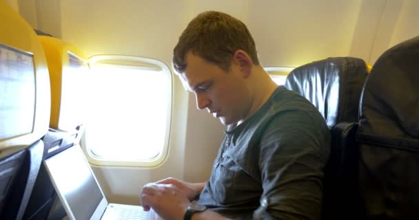 Зайнятий чоловік на літаку — стокове відео