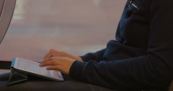 Femme écrivant sur tablette PC pendant le voyage — Video