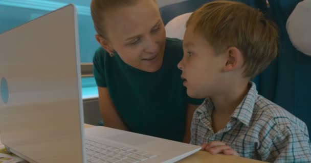 Moeder en zoon met laptop in de trein — Stockvideo