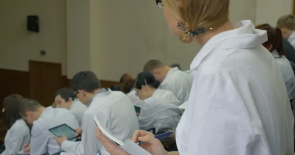 Kız tıp öğrencisi notları ders yapar. — Stok video