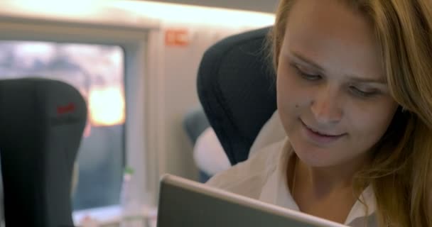 Επιχειρηματίας χρησιμοποιεί ηλεκτρονικό tablet στο τρένο — Αρχείο Βίντεο