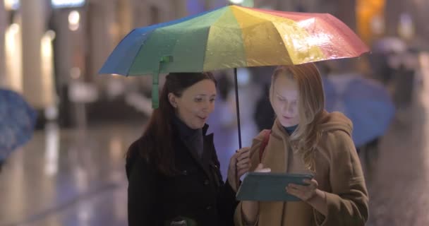 Mujeres hablando en la calle el día lluvioso — Vídeo de stock