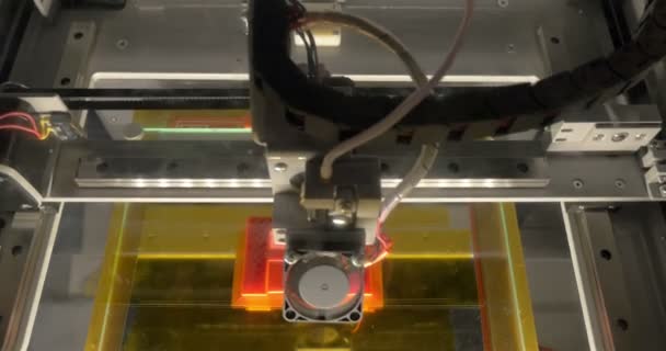 Hoofd van 3D-printer in actie — Stockvideo