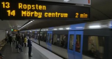 Tren, metro istasyonu