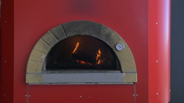 Brinnande ved i pizza ugn — Stockvideo